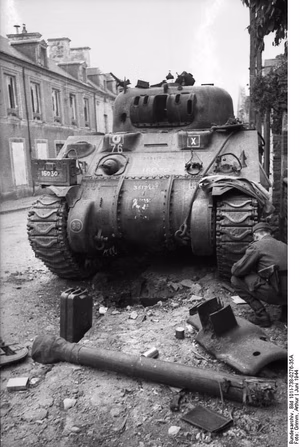 Frankreich, Villers-Bocage.- Zerstörter amerikanischer Panzer M4 Sherman im Ort; PK Signal-Einsatz — Villers-Bocage