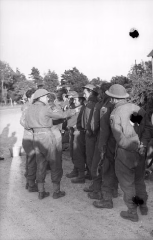 Frankreich.- britische Kriegsgefangene, u.a. Soldaten der 7. Panzerdivision (7th Armoured Division, "Desert Rats"); PK Signal Einsatz — Frankreich