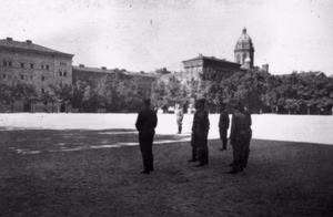 Berlin-Lichterfelde, Kaserne der Leibstandarte-SS Adolf Hitler, Soldaten beim Exerzieren auf dem Kasernenhof — Berlin