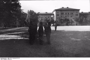 Berlin-Lichterfelde, Kaserne der Leibstandarte-SS Adolf Hitler, Soldaten beim Exerzieren auf dem Kasernenhof — Berlin