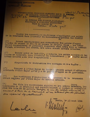 Reddition de la garnison allemande de Paris en août 1944 signé par le général Leclerc, Musée Militaire, Aux Invalides.