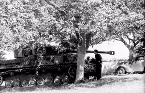 Frankreich.- Soldat vor Panzer IV (Sd.Kfz. 161) unter einem Baum; PK Signal-Einsatz — Frankreich