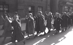 Ungarn, Budapest.- Verhaftete jüdische Frauen in der Wesselényi Straße, 20./22. Oktober 1944; Einsatz Kompanie Lw zbV — Budapest