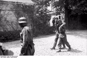 Frankreich.- zwei alliierte (britische ?) Kriegsgefangene, deutscher Feldgendarm (Militärpolizei) in einer Ortschaft; PK Signal-Einsatz — Frankreich