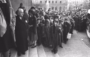 Ungarn, Budapest.- Ungarische und deutsche Soldaten treiben verhaftete Juden ins Stadttheater, 20./22. Oktober 1944; Einsatz Kompanie Lw zbV — Budapest