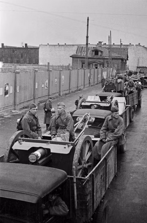 Колонна военной техники на одной из улиц Ленинграда. [1942 г.] Фото М. Трахмана. Главархив Москвы