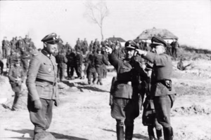 Sowjetunion, nördlich von Charkow.- Heinrich Himmler bei einem Frontbesuch bei der Waffen-SS Totenkopf-Division mit Offizieren der Waffen-SS, — Russland