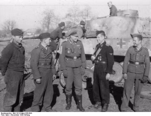 Sowjetunion.- Männer der Waffen-SS-Division "Das Reich"; Oberscharführer Adolf Peichl mit Deutschem Kreuz in Gold und Panzervernichtungsabzeichen (m.) gratuliert Panzerkommandanten Soretz (2.v.r.) zum Abschuß des 2.000 Panzers durch die Division. — Russland