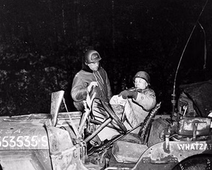 MG Maurice Rose (en pie) y GB Doyle O. Hickey (sentado), batalla de las Ardenas Ardennes, 1 de enero de 1945.