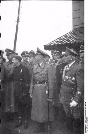 Frankreich.- Heinrich Himmler mit Offizieren und Soldaten der Waffen-SS sowie spanischen Offizieren an der spanischen Grenze, Grenzübergang Hendaye-Ville — Frankreich