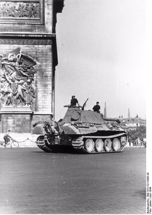 Title : Paris, Panzer V (Panther) vor Arc de Triomphe Extra information : Frankreich, Paris.- Panzer V "Panther" der Waffen-SS vor dem Arc de Triomphe / Triumphbogen; PK KBZ Ob West For documentary purposes the German Federal Archive often retained the original image captions , which may be erroneous, biased, obsolete or politically extreme . Factual corrections and alternative descriptions are encouraged separately from the original description. Additionally errors can be reported at this page to inform the Bundesarchiv. Alemannisch | العربية | Boarisch | беларуская | беларуская (тарашкевіца) | català | čeština | Deutsch | English | Esperanto | español | suomi | français | हिन्दी | hrvatski | magyar | italiano | 한국어 | македонски | Plattdüütsch | polski | português | română | русский | sicilianu | slovenčina | slovenščina | svenska | українська | 中文 | 中文(简体) | 中文(繁體) | +/− Original historic description :