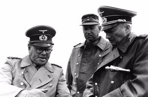 Nordfrankreich.- Besichtigung des Atlantikwalls durch Felix Schwalbe (l.), Rudolf Hofmann (m.) und Günther von Kluge (r.) im April 1944: PK 698