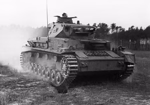 For documentary purposes the German Federal Archive often retained the original image captions , which may be erroneous, biased, obsolete or politically extreme . Scherl Bilderdienst Ausbildung bei der Panzergrenadier-Division "Großdeutschland", die sich überwiegend aus Freiwilligen aus allen Gauen des Reiches zusammensetzt und die im Verlaufe dieses Krieges unsterblichen Ruhm an ihre Fahnen geheftet hat. Besonders sorgfältig und vielseitig ist die Ausbildung des Ersatzes für diese Kerntruppe, die bei der Ersatzbrigade "Großdeutschland", dem Heimattruppenteil der ruhmreichen Division, erfolgt. UBz.: Panzer-Pionier im Deckungsloch, Jeder der jungen Rekruten muss sich bei den Übungen, wie es im Ernstfall oft geschieht, vom Panzer überrollen lassen. So gewöhnt man die Soldaten, dem anrollenden Panzer ruhig entgegenzusehen und im richtigen Augenblick zur Nahbekämpfung anzusetzen. Die erprobte Form des Deckungsloches ermöglicht das Ausweichen nach allen Angriffsrichtungen. Foto. Schwahn 5.11.43 5558-43