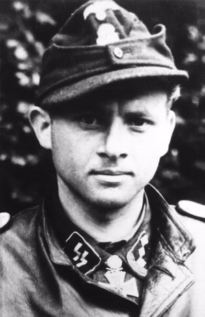 Porträt Michael Wittmann in der Uniform eines Obersturmführers mit Ritterkreuz des Eisernen Kreuzes mit Eichenlaub und Schwertern (verliehen am 22.6.1944)