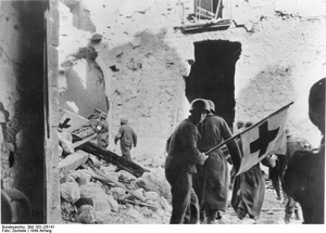 For documentary purposes the German Federal Archive often retained the original image captions , which may be erroneous, biased, obsolete or politically extreme . 10 Minuten geisterhafte Stille im Höllenlärm von Cassino Die Sanitäter unserer Fallschirmjäger bergen ihre Verwundeten. Durch Vorantragen von Rotkreuzflaggen werden die feindeingesehenen Kampfplätze ohne beiderseitigen Beschuss nach Verwundeten abgesucht. PK-Kriegsberichter Zscheile (Scherl) Frühjahr 1944