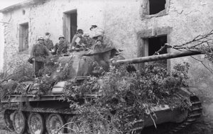 Frankreich-Nord.- Deutsche Soldaten auf einem getarnten Panzer V "Panther" in Ortschaft; PK 698 — Nordfrankreich