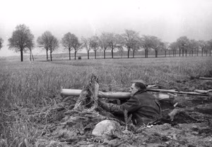 Vor Berlin/Schulzendorf.- Volksturmmann mit Raketen-Panzer-Büchse (»Panzerschreck« / »Ofenrohr«) in Schützenloch auf freiem Feld, Ende April 1945 — vor Berlin