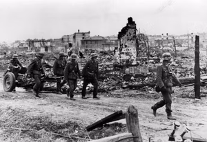 For documentary purposes the German Federal Archive often retained the original image captions , which may be erroneous, biased, obsolete or politically extreme . Russland, Kampf um Stalingrad, Infanterie Infanterie wird nach vorn gezogen Infanterie im Ringen um Stalingrad. Ein leichtes Infanterie-Geschütz wird nach vorn in eine neue Stellung gezogen, um feindliche Stützpunkte unter ein erfolgreiches Feuer zu nehmen. PK-Aufnahme: Kriegsberichter Herber 12.10.42 [Herausgabedatum] [Sowjetunion.- Schlacht um Stalingrad]