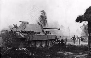 For documentary purposes the German Federal Archive often retained the original image captions , which may be erroneous, biased, obsolete or politically extreme . "Panther und Füsiliere stürmen" Unter dem Feuerschutz der neuen deutschen "Panther"- Panzer, kämpfen sich Panzerfüsiliere der Division "Großdeutschland" immer weiter durch ein von Sowjets besetztes Dorf im Süden der Ostfront hindurch. Aufnahme: PK-Müller Transocean-Europaexpress