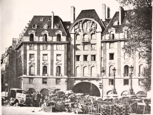 Destruction at the carrefour Curie (Paris 6th district), at the end of the Pont Neuf.