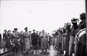 Frankreich.- Heinrich Himmler mit spanischen Offizieren an der spanischen Grenze, Grenzübergang Hendaye-Ville, Vorbeimarsch an angetretenen spanischern Soldaten — Frankreich