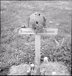 THE BRITISH ARMY IN NORTH-WEST EUROPE 1944-45 The grave of a British airborne soldier killed during the battle of Arnhem in September 1944, photographed by liberating forces on 15 April 1945. On the cross is written in German „unknown English soldier“.
