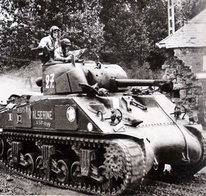 Carro M4 Sherman della 2e division blindée francese in avanzata verso Argentan durante la battaglia di Normandia