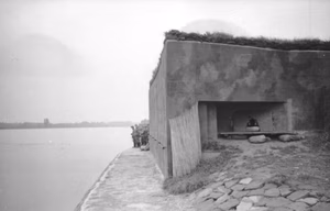 Im Westen.- Bunker an der Oberrheinfront an einem Fluss; PK 670 — Im Westen