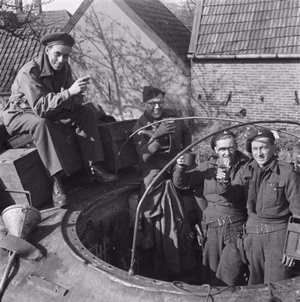 Collectie / Archief : Fotocollectie Anefo Reportage / Serie : Front Noord-Oost Nederland: Enschede - Hengelo [strijd en bevrijding Achterhoek (1 april 1945), Enschede (1 april 1945), Hengelo (3 april 1945)] Beschrijving : Britse tankbemanning viert de overwinning Datum : 3 april 1945 Locatie : Enschede, Hengelo, Overijssel, Twente Trefwoorden : fronten, tanks, tweede wereldoorlog Fotograaf : Fotograaf Onbekend / Anefo Auteursrechthebbende : Nationaal Archief Materiaalsoort : Negatief (zwart/wit) Nummer archiefinventaris : bekijk toegang 2.24.01.03 Bestanddeelnummer : 900-2401