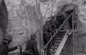 Im Westen, Oberrheinfront.- Soldaten beim Betreten der Befestigungsanlage. Eingang E1 an der Westflanke des Klotzes; PK 670 — Oberrhein
