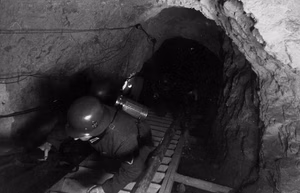 Im Westen, Oberrheinfront.- Soldaten im Inneren der Befestigungsanlage. Provisorische Treppe an Stelle des geplanten Treppenschachtes IV; PK 670 — Oberrhein