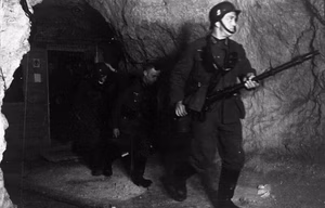 Im Westen, Oberrheinfront.- Soldaten im Inneren der Befestigungsanlage, vermutlich Grüne Galerie; PK 670 — Oberrhein