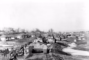 For documentary purposes the German Federal Archive often retained the original image captions , which may be erroneous, biased, obsolete or politically extreme . Rumänien, Kolonne von Panzer V (Panther) Scherl Bilderdienst Panzerregiment "Grossdeutschland" ein Angriff im Raum von Jassy Bei den harten Angriffs- und Abwehrkämpfen im Süden der Ostfront steht die Panzergrenadierdivision "Grossdeutschland" stehts im Brennpunkt der Schlacht. Unser Bild zeigt: Das Panzerregiment der Division, das sich in den letzten Tagen ganz besonders ausgezeichnet hatte, rollt zu einem Angriff im Raum von Jassy nach vorn. PK-Aufnahme Kriegsberichter van der Becke 4.5.44 [Herausgabedatum] 1641-44 [Rumänien, bei Iasi.- Kolonne von Panzer V "Panther" der Panzergrenadier-Division "Großdeutschland"]