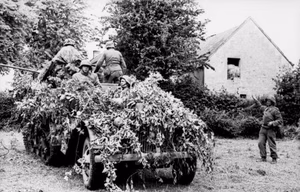 Frankreich-Nord.- Soldaten auf stark getarntem Halbkettenfahrzeug "Maultier" (Sd.Kfz. 3) mit 2-cm-Flak vor einem Gebäude; PK 698 — Nordfrankreich