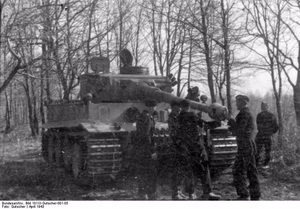 Sowjetunion, Raum Charkow.- Schwere Panzer-Abteilung 502 der Waffen-SS-Division "Das Reich" mit neuen Panzer VI (Tiger I) bei Vorführung und Erprobung — Russland