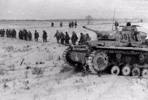 Sowjetunion.- Grenadiere der Waffen-SS-Kavallerie-Division im Infanterieeinsatz mit Panzerunterstützung, Panzer III — Russland