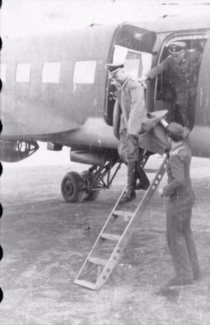 Sowjetunion, Raum Charkow.- Reichsführer-SS Heinrich Himmler beim Aussteigen aus einem Flugzeug.- Besuch / Inspektion der schweren Pz. Abt. 502 der Waffen-SS-Div. "Das Reich"; April 1943; SS-PK — Russland — Das Flugzeug ist eine Fw 200.