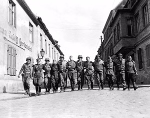 Title : Torgau, Begegnung amerikanische-sowjetische Soldaten For documentary purposes the German Federal Archive often retained the original image captions , which may be erroneous, biased, obsolete or politically extreme . Factual corrections and alternative descriptions are encouraged separately from the original description. Additionally errors can be reported at this page to inform the Bundesarchiv. Alemannisch | العربية | Boarisch | беларуская | беларуская (тарашкевіца) | català | čeština | Deutsch | English | Esperanto | español | suomi | français | हिन्दी | hrvatski | magyar | italiano | 한국어 | македонски | Plattdüütsch | polski | português | română | русский | sicilianu | slovenčina | slovenščina | svenska | українська | 中文 | 中文(简体) | 中文(繁體) | +/− Original historic description : ADN-ZB/Repro/ Torgau: Historische Begegnung Der erste direkte Kontakt zwischen den bereits auf deutschen Boden kämpfenden Armeen der UdSSR und der USA fand am 25. April 1945 bei Torgau an der Elbe statt. Unser Foto entstand einen Tag später und zeigt amerikanische und sowjetische Soldaten in den Straßen von Torgau. Reproduktion eines Fotos von Jack Connon (Signal Corps Photo).