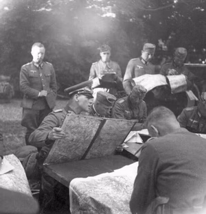 Frankreich.- Generalmajor Erwin Rommel und Offiziere beim Kartenstudium/Lagebesprechung, Mai/Juni 1940 — Frankreich