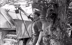 Frankreich.- Aufsprühen von Tarnfarbe auf einen Jagdpanther (Panzerjäger "Panther"); KBZ Ob. West — Frankreich