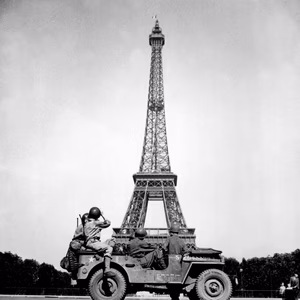 Soldiers of the 4th U.S. Infantry Division look at the Eiffel Tower in Paris, after the French capital had been liberated on August 25, 1944. John Downey. (OWI) NARA FILE #: 208-MFI-3B-1 WAR &amp; CONFLICT BOOK #: 1058