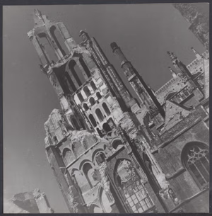 Collectie / Archief : Fotocollectie Spaarnestad Onderwerpen Reportage / Serie : Arnhem - Gebouwen. Beschrijving : Arnhem Annotatie : Grote- of Sint Eusebiuskerk. Ruïne na de slag om Arnhem Datum : juni 1945 Locatie : Arnhem, Nederland Trefwoorden : landen op naam , topografie Fotograaf : Fotograaf Onbekend / Anefo, [onbekend] Auteursrechthebbende : Nationaal Archief Materiaalsoort : Foto (zwart/wit) Nummer archiefinventaris : bekijk toegang 7.000SPAond Inventarisnummer : 476041 Bestanddeelnummer : 476041_042