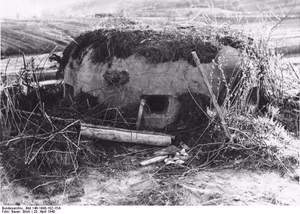 For documentary purposes the German Federal Archive often retained the original image captions , which may be erroneous, biased, obsolete or politically extreme . Bei Bergzabern . 20.4.1940 Kaserne unter der Erde. Dieser getarnte Panzerturm ist im Gelände kaum zu erkennen, ganz unsichtbar aber ist das große Verteidigungswerk unter der Erde. Pop-Kp. 612 Bildberichter: Erich Bauer