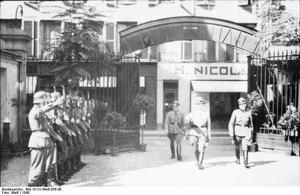 Frankreich, Metz.- Soldaten der Waffen-SS salutieren vor Heinrich Himmler — Frankreich