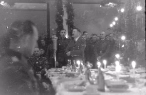 Im Westen.- Hitler mit Dietrich und Angehörige der Waffen-SS bei einer Weihnachtsfeier