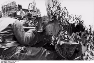Frankreich-Nord.- Soldat an stark getarnter, leichter Flak; PK 698 — Nordfrankreich