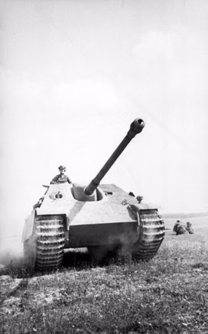 Frankreich.- Jagdpanther (Panzerjäger "Panther") bei Fahrt in freiem Gelände; PK KBZ OB West — Frankreich