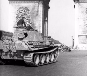Title : Paris, Panzer V (Panther) vor Arc de Triomphe Extra information : Frankreich, Paris.- Panzer V "Panther" der Waffen-SS vor dem Arc de Triomphe / Triumphbogen; PK KBZ Ob West For documentary purposes the German Federal Archive often retained the original image captions , which may be erroneous, biased, obsolete or politically extreme . Factual corrections and alternative descriptions are encouraged separately from the original description. Additionally errors can be reported at this page to inform the Bundesarchiv. Alemannisch | العربية | Boarisch | беларуская | беларуская (тарашкевіца) | català | čeština | Deutsch | English | Esperanto | español | suomi | français | हिन्दी | hrvatski | magyar | italiano | 한국어 | македонски | Plattdüütsch | polski | português | română | русский | sicilianu | slovenčina | slovenščina | svenska | українська | 中文 | 中文(简体) | 中文(繁體) | +/− Original historic description :