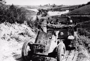 Sowjetunion.- Motorisierte Einheit der Waffen-SS-Totenkopf-Division beim Vormarsch, Panzerabwehrkanone 37 an Krupp-Protze (Sd. Kfz. 69) — Russland