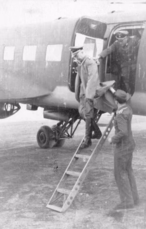 Sowjetunion, Raum Charkow.- Reichsführer-SS Heinrich Himmler beim Aussteigen aus einem Flugzeug.- Besuch / Inspektion der schweren Pz. Abt. 502 der Waffen-SS-Div. "Das Reich"; April 1943; SS-PK — Russland — Das Flugzeug ist eine Fw 200.